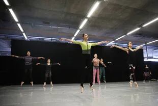 Con las salas de ensayo cerradas por refacciones, los bailarines del teatro toman su clase diaria en la plaza seca interior de la planta baja