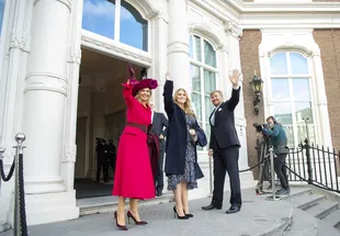 La reina Máxima y el rey Willem-Alexander de Holanda acompañaron a Amalia en su primer discurso oficial