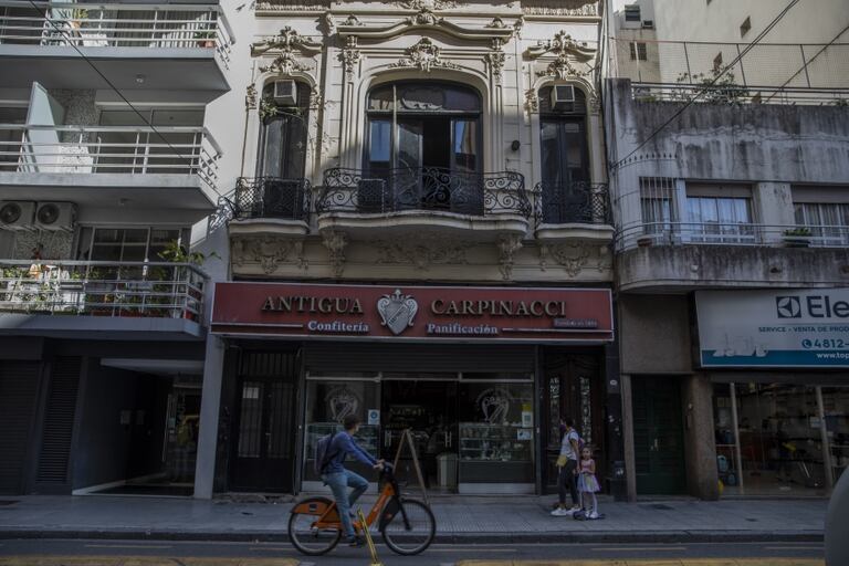 Adiós a un clásico de Recoleta en los 90: cerró El Living, situado en Marcelo T. de Alvear al 1400