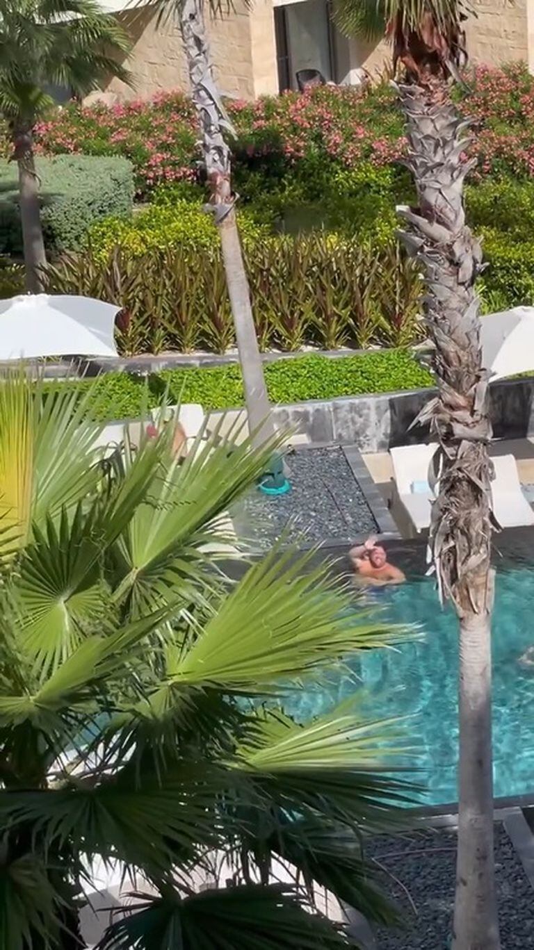Darío Barassi nadando en la pileta de un exclusivo complejo hotelero de México