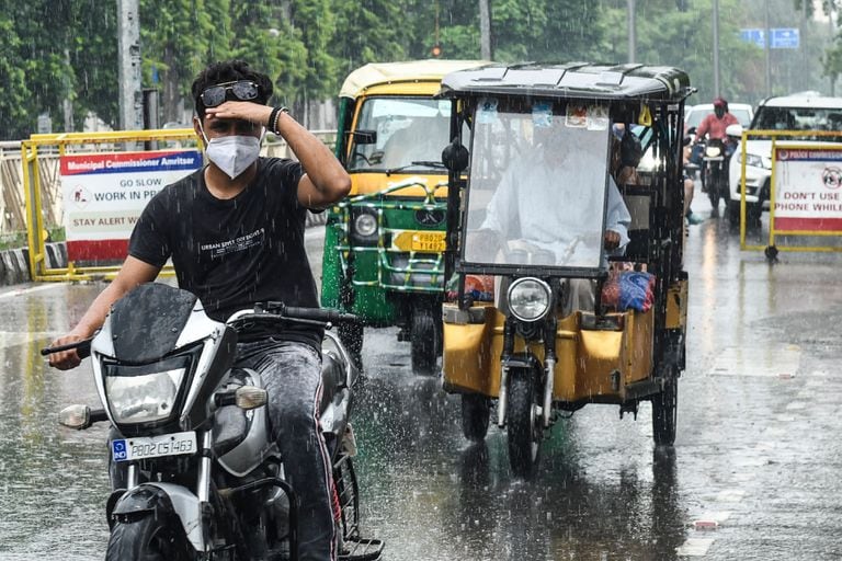 Conductores bajo la lluvia en Amritsar