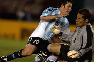 Messi y Butrón, en el partido que ganó la Argentina por 2 a 0 por las eliminatorias rumbo a Alemania 2006