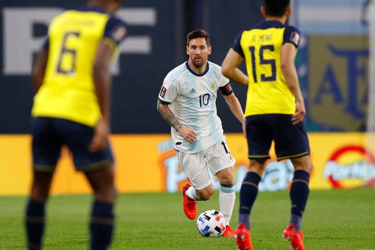 La numerosa defensa de Ecuador fue un obstáculo grande para Lionel Messi, que produjo el penal, pinceladas y no mucho más.