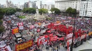 Marcha de organizaciones de izquierda contra el acuerdo con el FMI
