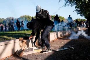 Activistas buscan pedazos de concreto para enfrentarse con las fuerzas de seguridad
