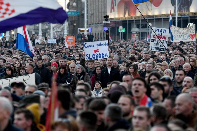 Protestas en Zagreb contra el pase sanitario (Photo by Denis LOVROVIC / AFP)