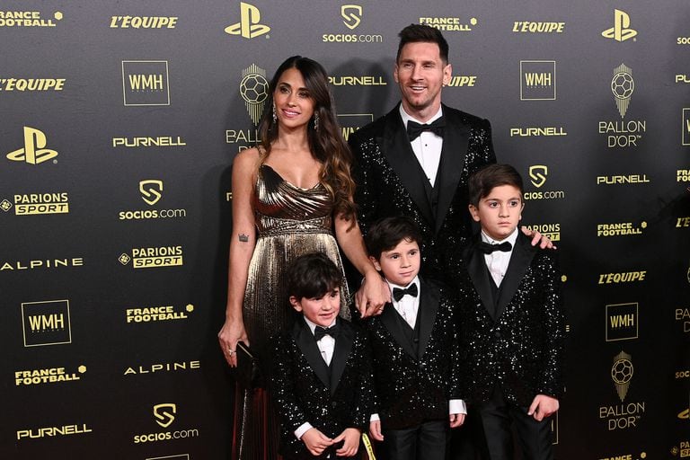 La familia Messi, ingresando al Theatre du Chatelet, la sede de la gala en la que se entregaron los premios a los mejores futbolistas del año