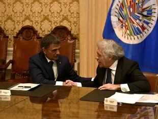 Cristian Mazza, presidente de Alami, y Luis Almagro, secretario general de la OEA, sellan el acuerdo