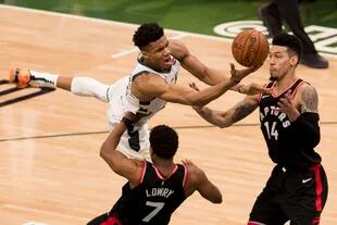 El alero de Milwaukee Bucks, Giannis Antetokounmpo (34), dispara sobre el escolta de los Raptors de Toronto, Kyle Lowry (7), durante el tercer cuarto en el juego uno de las finales de la Conferencia Este de los Playoffs de la NBA 2019