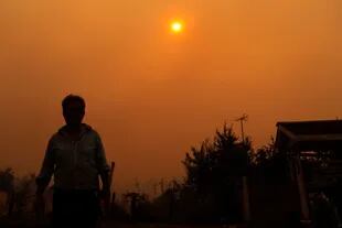 El humo del fuego cubre el cielo en Santa Juana, provincia de Concepcion