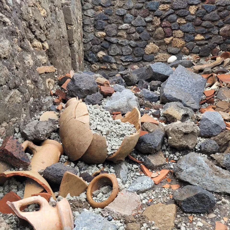 En la excavación aparecieron rastros de herramientas, vasijas y hasta pinturas que sobrevivieron a la erupción