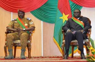 Noviembre 2014. El primer ministro Teniente Coronel Isaac Zida (izq.) junto al Presidente de Burkina Faso Michel Kafando. Ambos fueron detenidos por la Guardia Presidencial