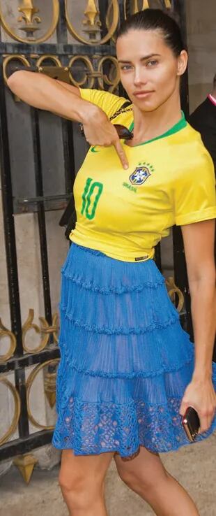 El primer desfile de Adriana Lima en la Semana de la Moda de París fue, por las calles de la ciudad, con la camiseta de Brasil. 