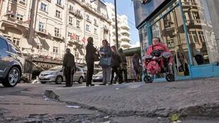 Más de 130.000 porteños tienen dificultades o limitaciones para caminar o moverse en la ciudad 