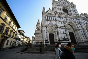 La escultura de Dante en la Piazza Santa Croce de su amada Florencia