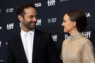El director Benjamin Millepied y la actriz Natalie Portman asisten a la alfombra roja para el estreno de Carmen