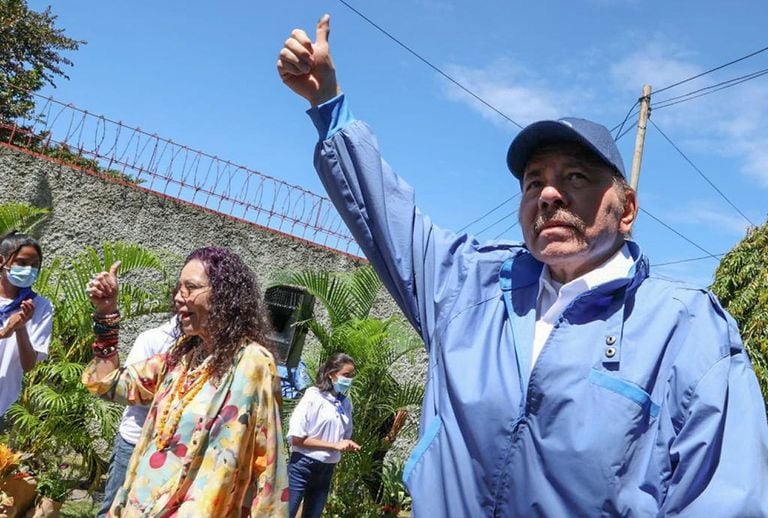 Imagen del folleto publicado por la oficina de prensa de la presidencia de Nicaragua del presidente y candidato presidencial de Nicaragua Daniel Ortega (derecha) y su esposa y vicepresidenta Rosario Murillo (izquierda) levantando el pulgar después de emitir su voto durante las elecciones generales