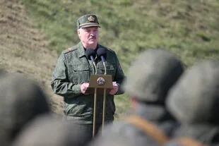 Alexander Lukashenko presencia unas maniobras militares.