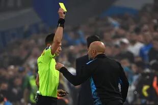 Jorge Sampaoli recibe una tarjeta amarilla durante el partido que disputan el PSG y el Olympique de Marsella.