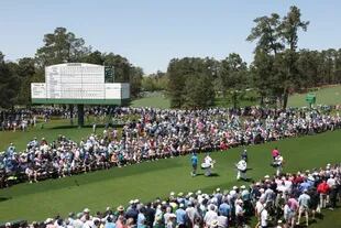 La multitud siguiendo el regreso de Tiger Woods en el Augusta National