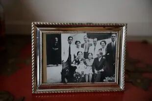 Foto familiar en Brasil. Abajo a la izquierda, Lely se sienta en el regazo de su abuela materna. María José está arriba (es la quinta persona, contando de derecha a izquierda)