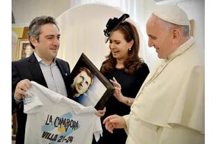 Andrés Larroque, secretario general de La Cámpora desde su fundación, con Cristina Kirchner y el Papa Francisco