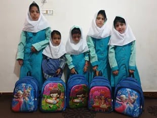 Amina junto a sus hermanas y otras niñas rescatadas por la organización Too Young To Wed en su primer día de clases