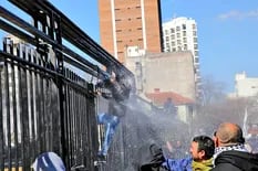 La Plata: intentaron irrumpir en la Gobernación y causaron destrozos