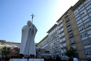 Una estatua del papa Juan Pablo II ante la entrada de la Policlínica Agostino Gemelli en Roma donde estaba ingresado el papa Francisco. 