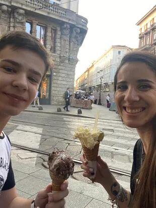 Calu junto con su hijo en Italia: el famoso gelato, un infaltable 
