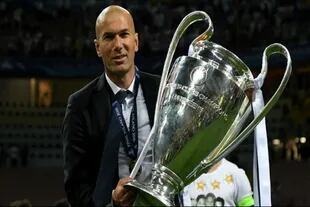 Zinedine Zidane posa junto al trofeo de la Champions League en 2016 que quedará inmortalizado por el histórico triunfo en la final frente al Atlético de Madrid de Simeone