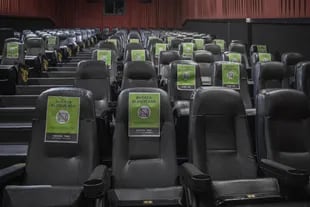 El distanciamiento en las salas de cine, una de las medidas adoptadas para la reapertura hace doce meses