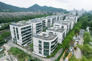 Edificios de apartamentos inacabados como estos, ubicados en la ciudad de Hangzhou, se han vuelto parte del paisaje de las urbes chinas.