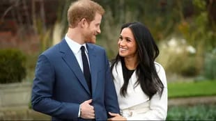 El príncipe Harry y Meghan Markle en su primera foto oficial como pareja, en los jardines del palacio de Kensington