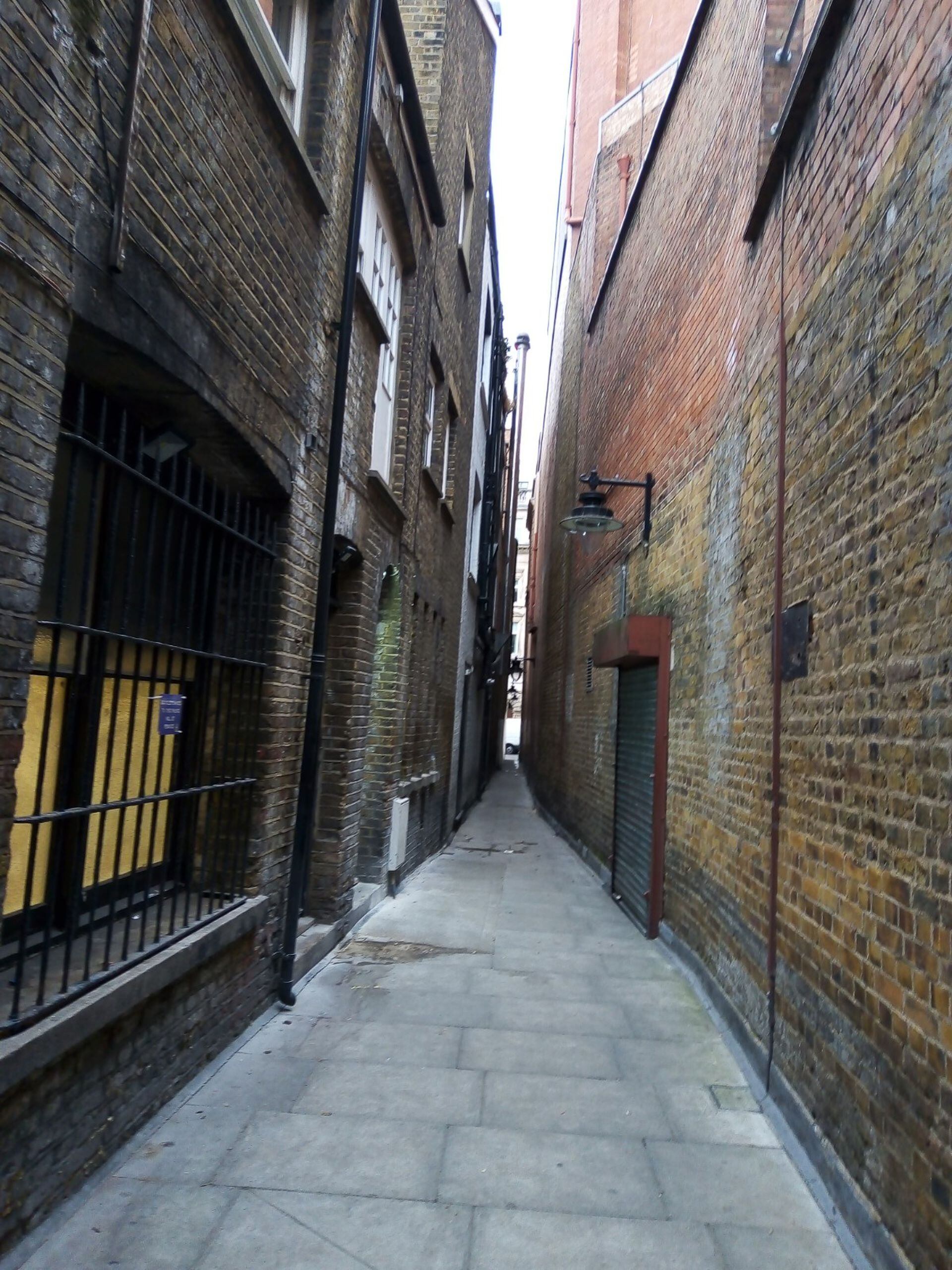 Una de las calles angostas que inspiraron a J.K Rowling en su prosa. Foto: Milagros Amondaray (LA NACION)