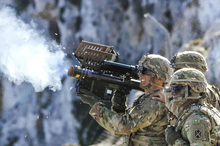 This is how the Stinger missile, a hand-held weapon launched in Falkland that Ukraine uses today to counter Russia, works.