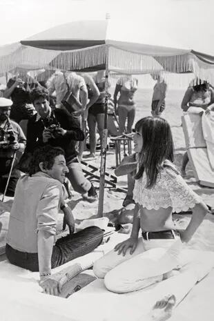 Rodeada de fotógrafos conversa con Serge Gainsbourg en la playa de Cannes, en mayo de 1969.
