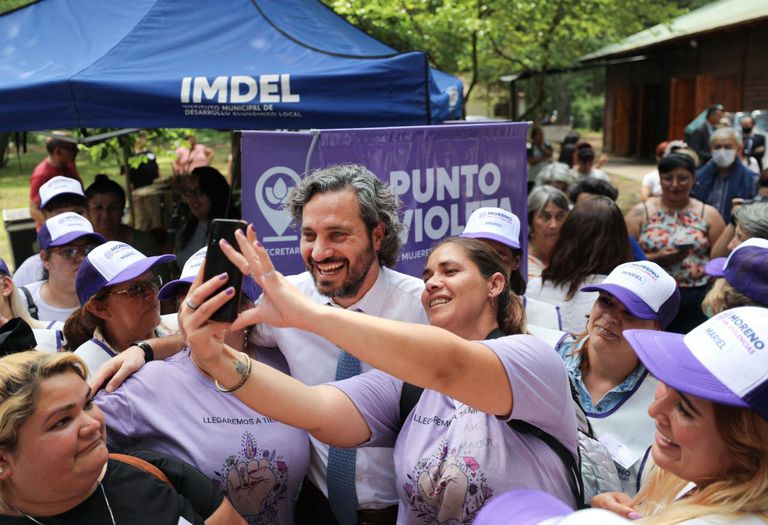 El canciller Santiago Cafiero junto a promotoras de género en Moreno, el jueves pasado.