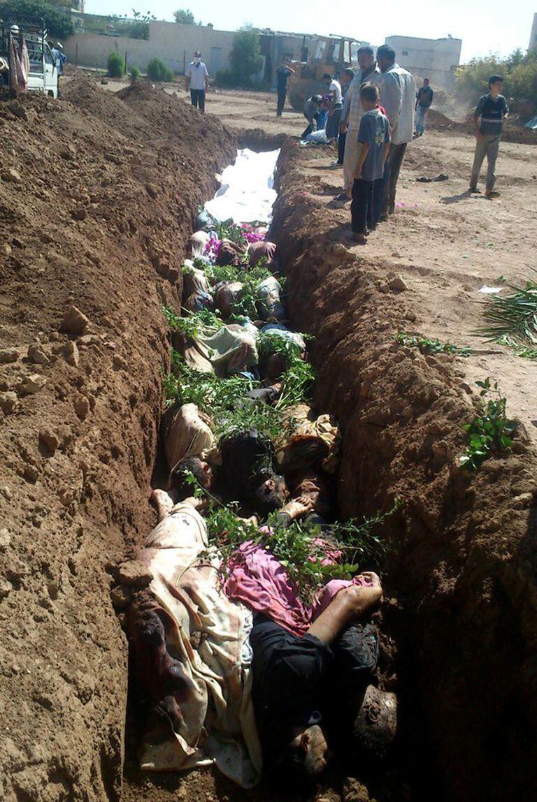 Funerales de activistas asesinados por el ejército y encontrados en una fosa común en Daraya, cerca de Damasco, agosto de 2012
