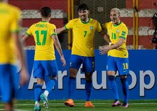 Lucas Paquetá festeja la apertura del marcador del partido del partido que disputan Brasil y Bolivia