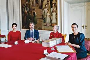 El momento de la firma, en la que estuvieron presentes el príncipe Federico y la primera ministra danesa, Mette Frederiksen