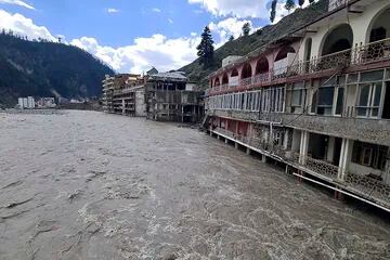 Varios hoteles dañados están rodeados por inundaciones en Kalam