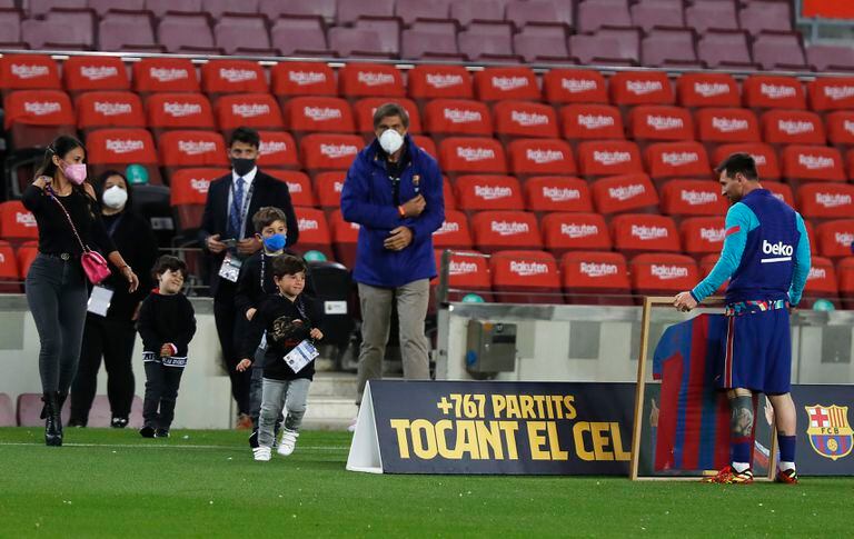 Lionel Messi, de Barcelona, recibe con su familia una camiseta conmemorativa por ser el jugador del Barcelona con más partidos en la historia en la antesala del partido de La Liga ante Real Valladolid, en el Camp Nou