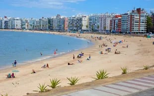 En Montevideo también se puede acceder a la playa de la ciudad o aprovechar la cercanía con Punta del Este

