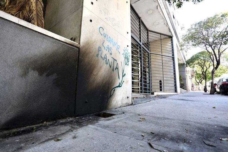 Varias personas arrojaron bombas molotov en la entrada al edificio del diario Clarín