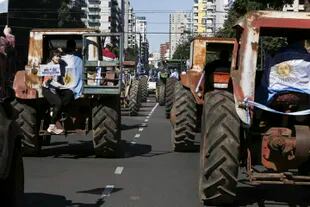 Con bocinazos, pancartas y banderas, la caravana de tractores y camionetas avanzó a paso lento hacia Plaza de Mayo, mientras recibía un apoyo y aliento fervoroso de los vecinos