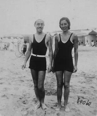 Foto familiar del matrimonio Salas en Mar de Plata, en 1933, que nos permite apreciar las similitudes entre los trajes de baños de ambos..