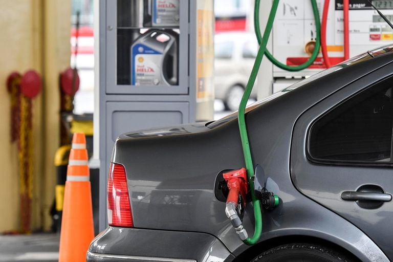 El viernes 15 podría volver a subir los precios de la nafta y el gasoil, si las refinadoras trasladan al surtidos la actualización por los impuestos a los combustibles