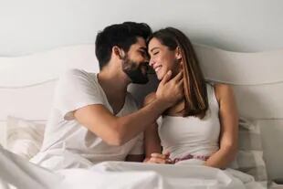Nombrar cosas que aprecian de su vida sexual y discutirlos abiertamente juntos, puede ayudar a reavivar la “energía erótica”