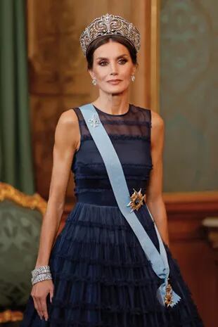 En una cena de gala con los reyes de Suecia en el Palacio Real de Estocolmo, en noviembre de 2021, con su diadema “Flor de lis” de platino y diamantes.